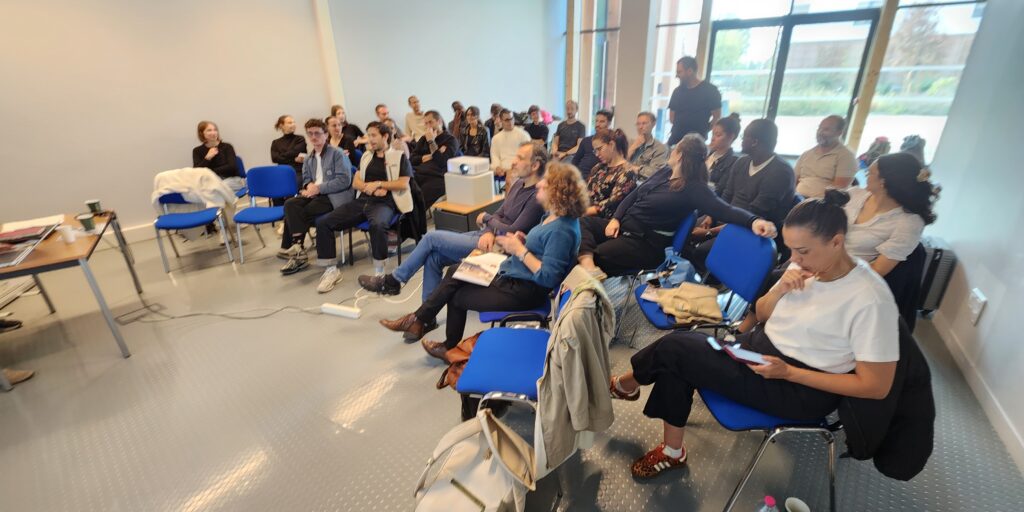 Participants au séminaire AREP assis dans la salle de la Maison du Bois et des Biosourcés.